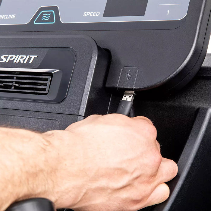 men using USB port to connect his electronics to Spirit Fitness CT800 Treadmill